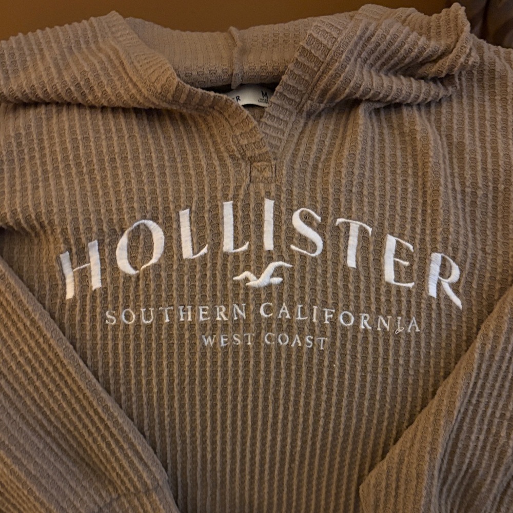 Hollister Tan Waffle Knit Pullover
Gently washed and never worn